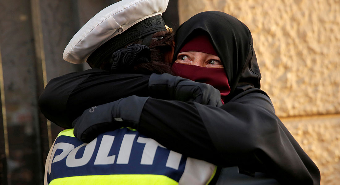 Ayah and a female officer started hugging during the demonstration. REUTERS/Andrew Kelly TPX IMAGES OF THE DAY (Photo: © Andrew Kelly, Scanpix)